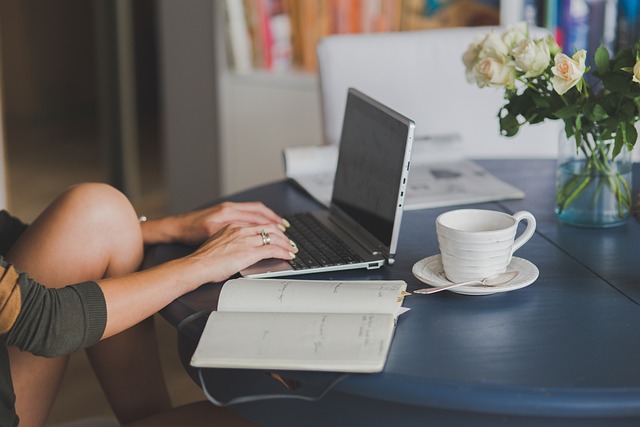 Persoană care lucrează la un CV pe laptop